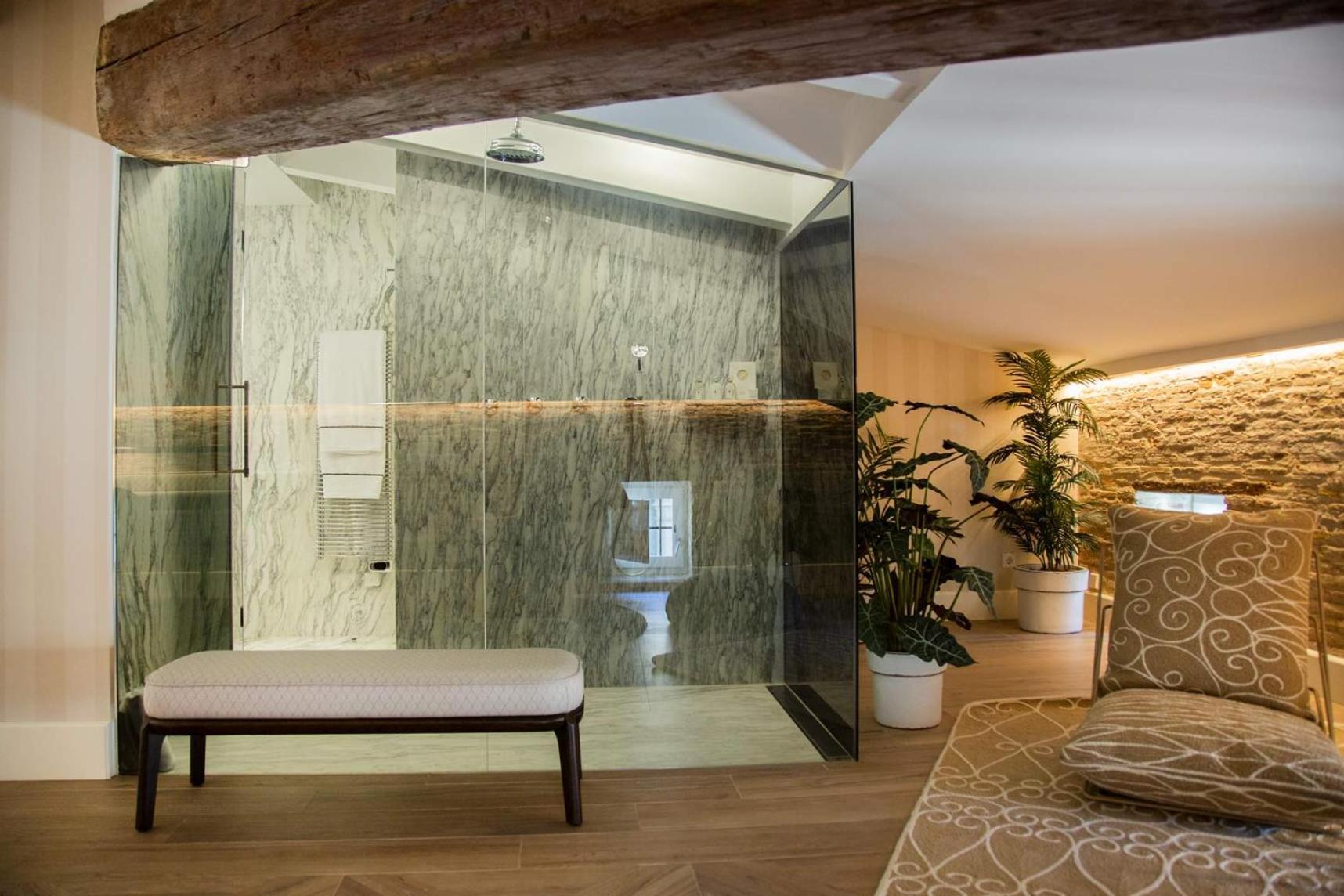 Myr Palacio Vallier Valencia Eksteriør bilde A shower enclosure
