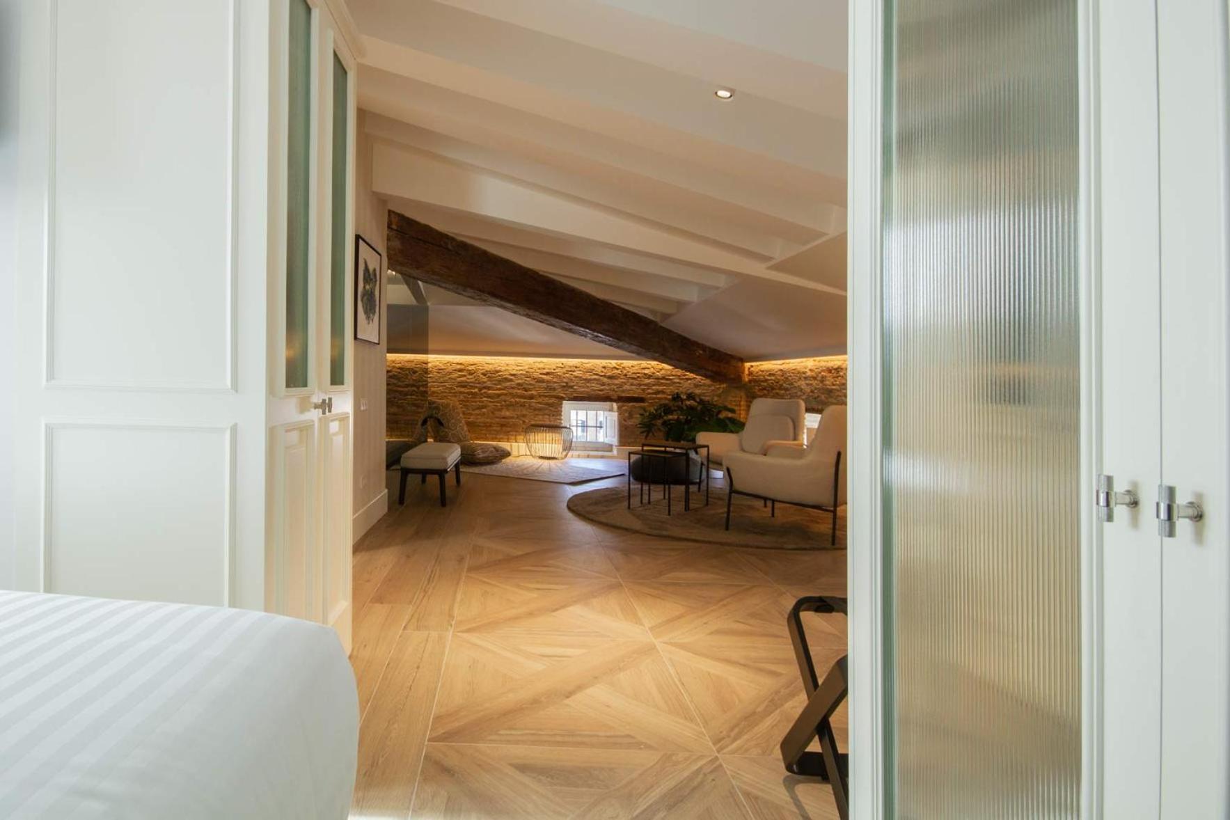 Myr Palacio Vallier Valencia Eksteriør bilde A suite at the Hotel Herzog