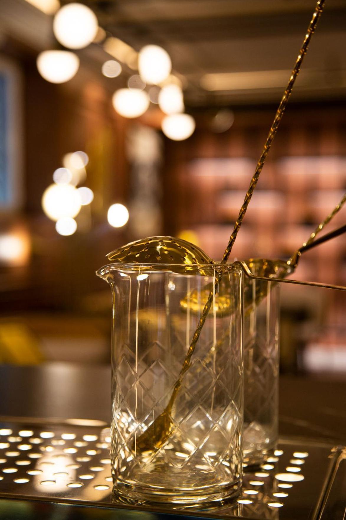 Myr Palacio Vallier Valencia Eksteriør bilde Mixing a cocktail