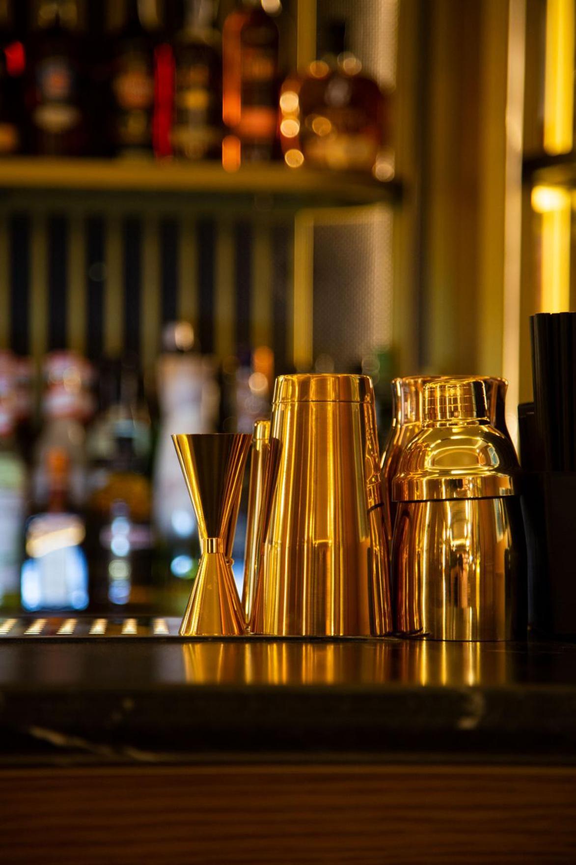 Myr Palacio Vallier Valencia Eksteriør bilde A jigger (left) and a cocktail shaker (right)