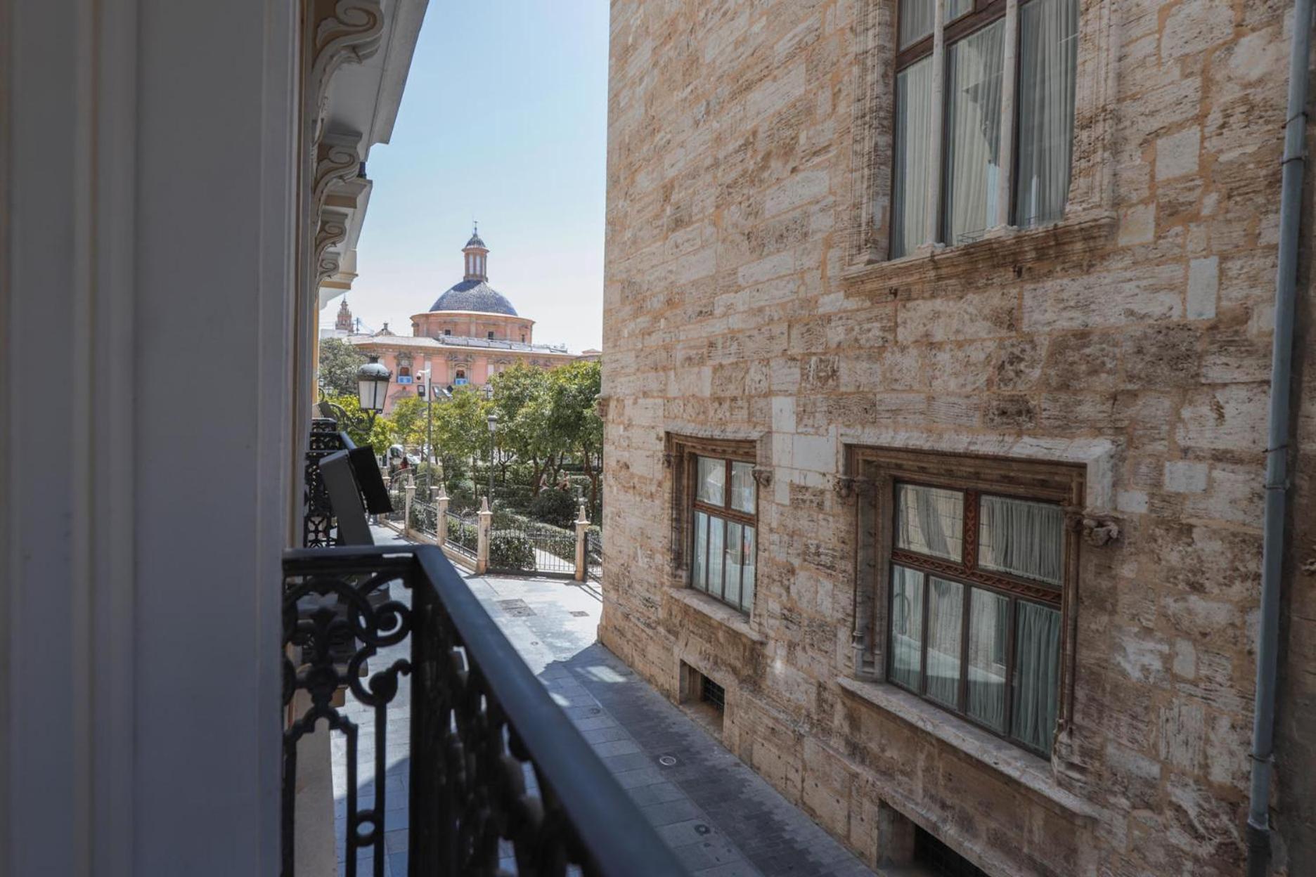 Myr Palacio Vallier Valencia Eksteriør bilde View of the White Tower from the hotel